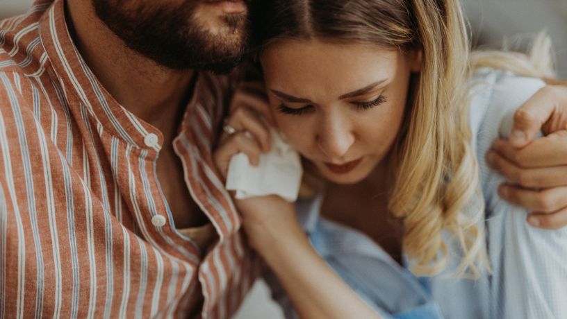 Una pareja demuestra tristeza al recibir una noticia de infertilidad