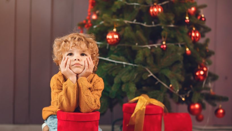 ¿Por qué no es correcto amenazar a tu hijo y decirle que no tendrá regalos de Navidad?