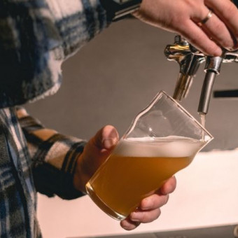 Persona sirve una cerveza a propósito de los consejos de un experto para ayudar a alguien con problemas de consumo