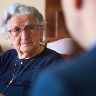 Mujer mayor de edad mira a su acompañante con cara de preocupación