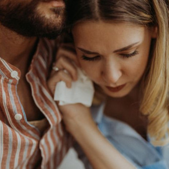 Una pareja demuestra tristeza al recibir una noticia de infertilidad