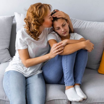 Consejos para padres: ¿Cómo ayudar a que tu hijo adolescente sobrelleve una ruptura amorosa?
