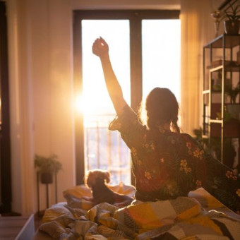 ¿Cómo despertarse más temprano? Ocho consejos que brindan los expertos para lograrlo